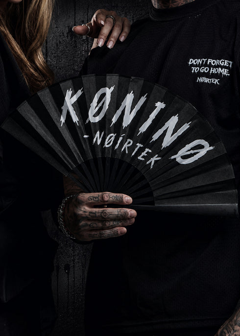 Vějíř NØIRTEK – “ŠVÍSKEJ KØNINØ”