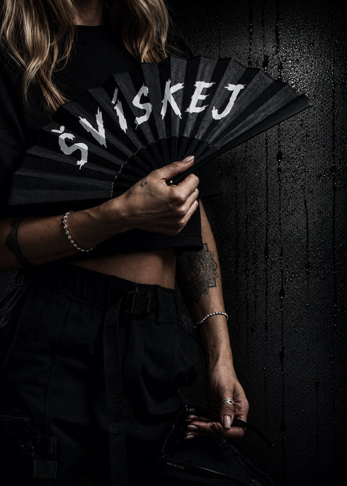 Vějíř NØIRTEK – “ŠVÍSKEJ KØNINØ”